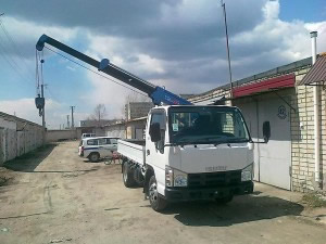 Isuzu Elf с краном манипулятором