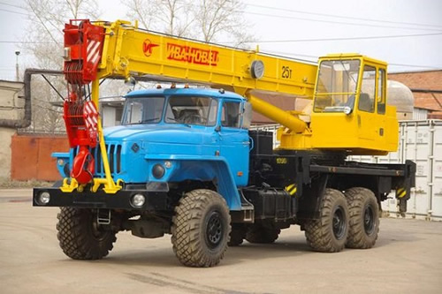какими особенностями обладает автокран Ивановец КС 45717-1, имеющий грузоподъемность в 25 т