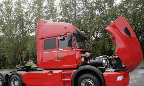 автомобиль Урал 6464 с открытым капотом