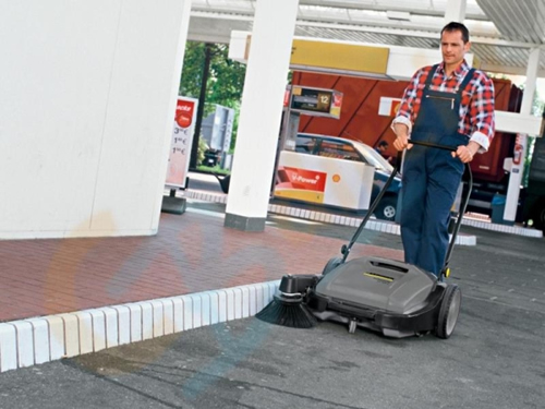Назначение, особенности, преимущества и недостатки подметальной машины Karcher KM 70/20 C