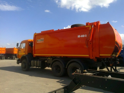 Особенности и характеристики мусоровоза с боковой загрузкой КО-440-5