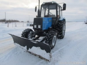 МТЗ-892 при работе с заснеженным участком
